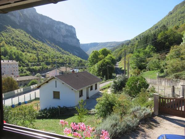 Maison à vendre 5 pièces de 84 m² sur les hauteurs de TENAY (01) sur un terrain de 1516 m²