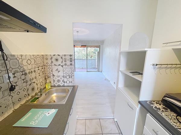 Exclusivité Nestenn Peymeinade, studio avec balcon , 1 pièce 27 m2, (23.70 m2 loi carrez), vue forêt