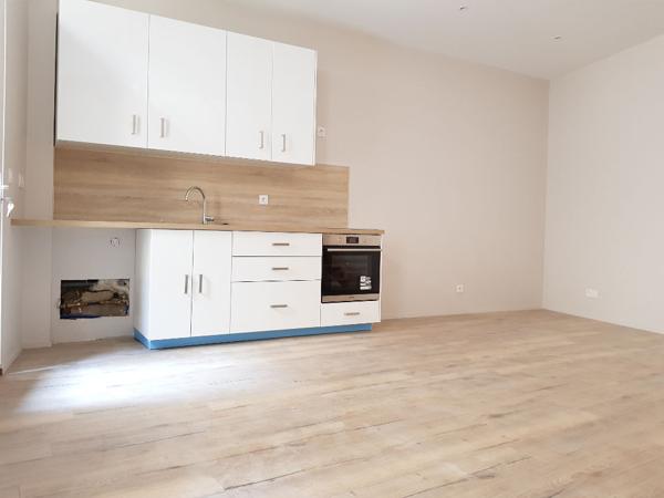 Maison de ville avec cour - centre de MIRIBEL