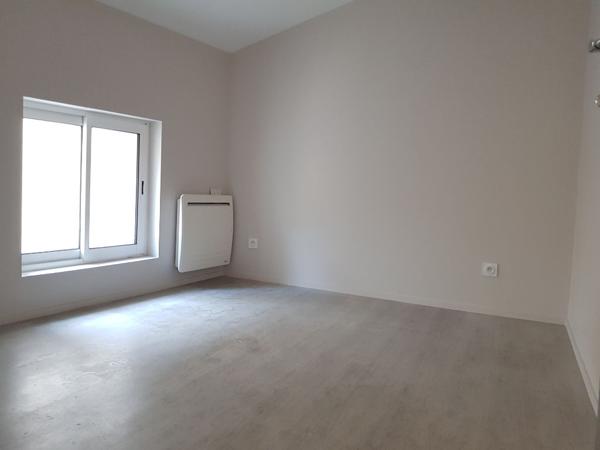 Maison de ville avec cour - centre de MIRIBEL