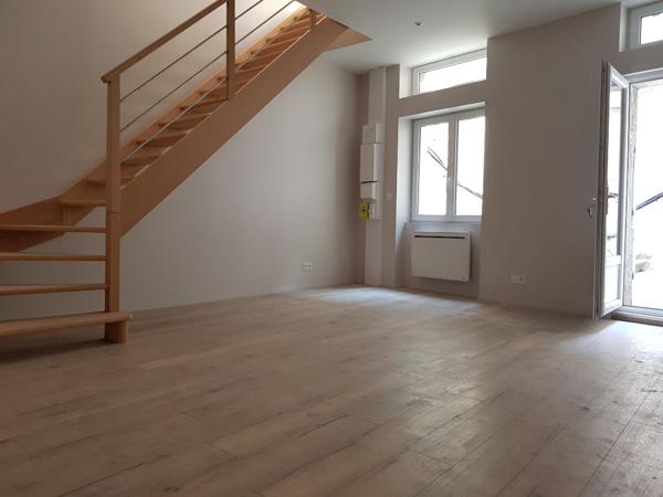 Maison de ville avec cour - centre de MIRIBEL