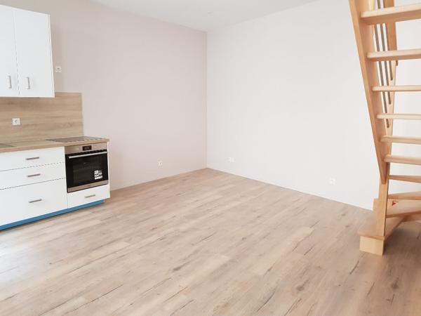 Maison de ville avec cour - centre de MIRIBEL