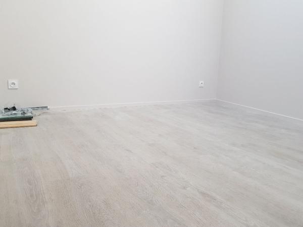 Maison de ville avec cour - centre de MIRIBEL