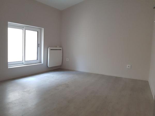 Maison de ville avec cour - centre de MIRIBEL