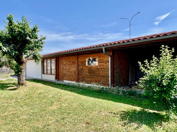 Située à Sainte-Livrade-sur-Lot, au coeur d'un quartier calme et recherché, cette agréable maison de plain-pied développe une surface habitable de 107,59 m² sur un terrain arboré de 814 m². Son emplacement est idéal, à seulement deux minutes des commerces , Sainte livrade sur lot