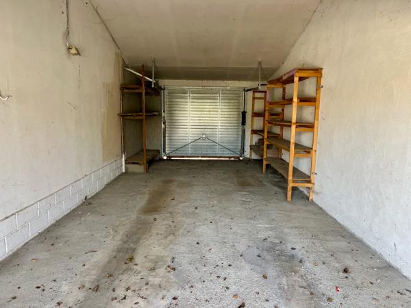 Située à Sainte-Livrade-sur-Lot, au coeur d'un quartier calme et recherché, cette agréable maison de plain-pied développe une surface habitable de 107,59 m² sur un terrain arboré de 814 m². Son emplacement est idéal, à seulement deux minutes des commerces , Sainte livrade sur lot