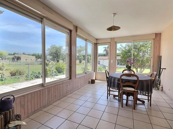Située à Sainte-Livrade-sur-Lot, au coeur d'un quartier calme et recherché, cette agréable maison de plain-pied développe une surface habitable de 107,59 m² sur un terrain arboré de 814 m². Son emplacement est idéal, à seulement deux minutes des commerces , Sainte livrade sur lot
