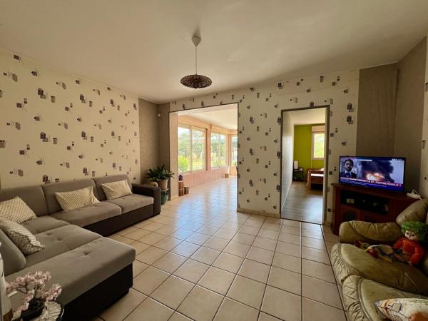 Située à Sainte-Livrade-sur-Lot, au coeur d'un quartier calme et recherché, cette agréable maison de plain-pied développe une surface habitable de 107,59 m² sur un terrain arboré de 814 m². Son emplacement est idéal, à seulement deux minutes des commerces , Sainte livrade sur lot