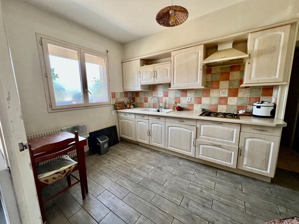 Située à Sainte-Livrade-sur-Lot, au coeur d'un quartier calme et recherché, cette agréable maison de plain-pied développe une surface habitable de 107,59 m² sur un terrain arboré de 814 m². Son emplacement est idéal, à seulement deux minutes des commerces , Sainte livrade sur lot