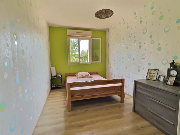 Située à Sainte-Livrade-sur-Lot, au coeur d'un quartier calme et recherché, cette agréable maison de plain-pied développe une surface habitable de 107,59 m² sur un terrain arboré de 814 m². Son emplacement est idéal, à seulement deux minutes des commerces , Sainte livrade sur lot