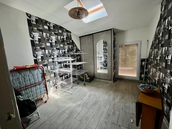 Située à Sainte-Livrade-sur-Lot, au coeur d'un quartier calme et recherché, cette agréable maison de plain-pied développe une surface habitable de 107,59 m² sur un terrain arboré de 814 m². Son emplacement est idéal, à seulement deux minutes des commerces , Sainte livrade sur lot