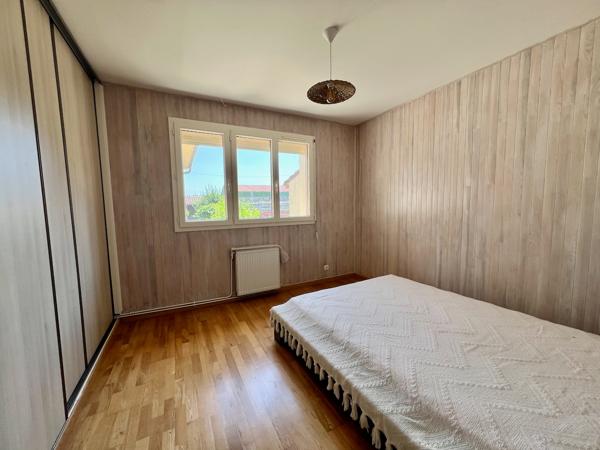 Située à Sainte-Livrade-sur-Lot, au coeur d'un quartier calme et recherché, cette agréable maison de plain-pied développe une surface habitable de 107,59 m² sur un terrain arboré de 814 m². Son emplacement est idéal, à seulement deux minutes des commerces , Sainte livrade sur lot