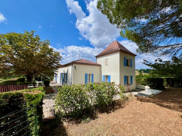 Secteur Villeneuve sur Lot, à la campagne sans aucun vis-à-vis, cette maison pleine de charme et de caractère avec son pigeonnier, offre une surface habitable de 145 m² sur un grand terrain de 1 773 m². Vous serez séduit part sa vie de plein pied. Vous y , Villeneuve sur lot
