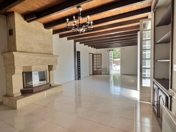 Secteur Villeneuve sur Lot, à la campagne sans aucun vis-à-vis, cette maison pleine de charme et de caractère avec son pigeonnier, offre une surface habitable de 145 m² sur un grand terrain de 1 773 m². Vous serez séduit part sa vie de plein pied. Vous y , Villeneuve sur lot