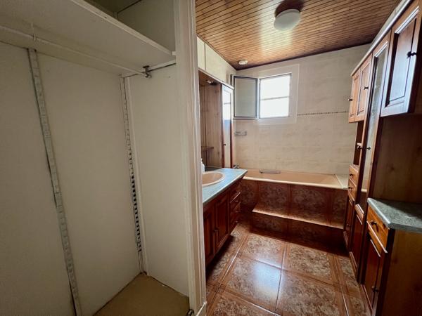 Secteur Villeneuve sur Lot, à la campagne sans aucun vis-à-vis, cette maison pleine de charme et de caractère avec son pigeonnier, offre une surface habitable de 145 m² sur un grand terrain de 1 773 m². Vous serez séduit part sa vie de plein pied. Vous y , Villeneuve sur lot