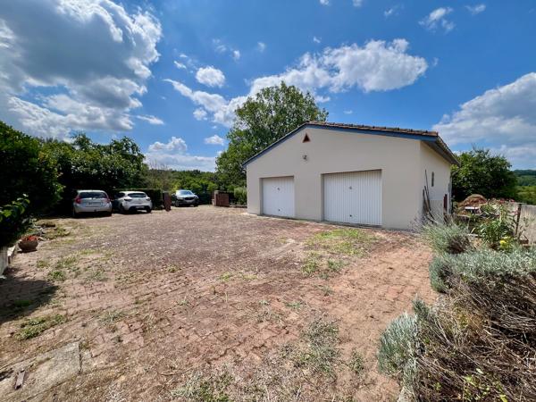 Secteur Villeneuve sur Lot, à la campagne sans aucun vis-à-vis, cette maison pleine de charme et de caractère avec son pigeonnier, offre une surface habitable de 145 m² sur un grand terrain de 1 773 m². Vous serez séduit part sa vie de plein pied. Vous y , Villeneuve sur lot