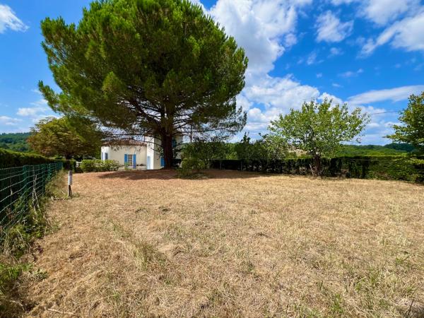 Secteur Villeneuve sur Lot, à la campagne sans aucun vis-à-vis, cette maison pleine de charme et de caractère avec son pigeonnier, offre une surface habitable de 145 m² sur un grand terrain de 1 773 m². Vous serez séduit part sa vie de plein pied. Vous y , Villeneuve sur lot