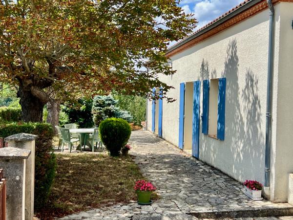 Secteur Villeneuve sur Lot, à la campagne sans aucun vis-à-vis, cette maison pleine de charme et de caractère avec son pigeonnier, offre une surface habitable de 145 m² sur un grand terrain de 1 773 m². Vous serez séduit part sa vie de plein pied. Vous y , Villeneuve sur lot