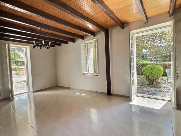 Secteur Villeneuve sur Lot, à la campagne sans aucun vis-à-vis, cette maison pleine de charme et de caractère avec son pigeonnier, offre une surface habitable de 145 m² sur un grand terrain de 1 773 m². Vous serez séduit part sa vie de plein pied. Vous y , Villeneuve sur lot