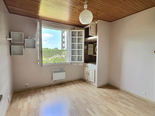 Secteur Villeneuve sur Lot, à la campagne sans aucun vis-à-vis, cette maison pleine de charme et de caractère avec son pigeonnier, offre une surface habitable de 145 m² sur un grand terrain de 1 773 m². Vous serez séduit part sa vie de plein pied. Vous y , Villeneuve sur lot