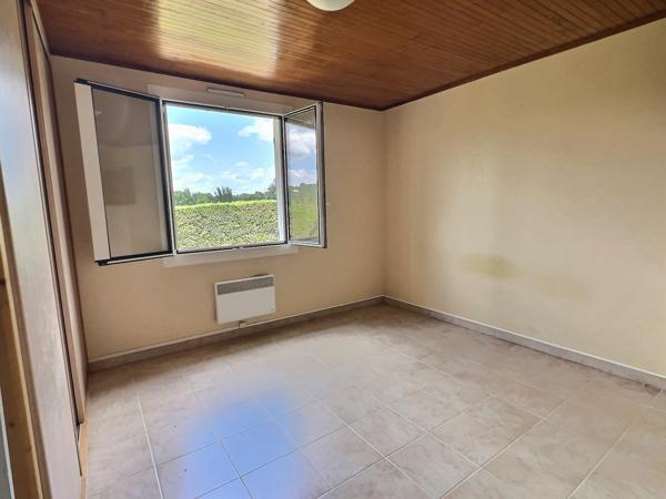 Secteur Villeneuve sur Lot, à la campagne sans aucun vis-à-vis, cette maison pleine de charme et de caractère avec son pigeonnier, offre une surface habitable de 145 m² sur un grand terrain de 1 773 m². Vous serez séduit part sa vie de plein pied. Vous y , Villeneuve sur lot