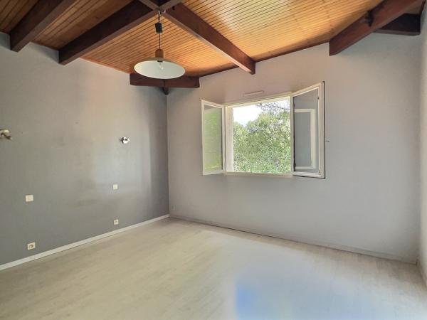 Secteur Villeneuve sur Lot, à la campagne sans aucun vis-à-vis, cette maison pleine de charme et de caractère avec son pigeonnier, offre une surface habitable de 145 m² sur un grand terrain de 1 773 m². Vous serez séduit part sa vie de plein pied. Vous y , Villeneuve sur lot