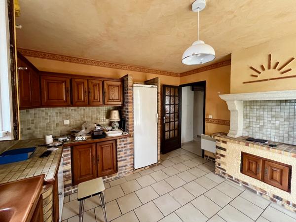 Secteur Villeneuve sur Lot, à la campagne sans aucun vis-à-vis, cette maison pleine de charme et de caractère avec son pigeonnier, offre une surface habitable de 145 m² sur un grand terrain de 1 773 m². Vous serez séduit part sa vie de plein pied. Vous y , Villeneuve sur lot