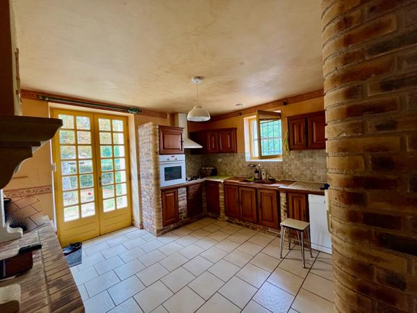 Secteur Villeneuve sur Lot, à la campagne sans aucun vis-à-vis, cette maison pleine de charme et de caractère avec son pigeonnier, offre une surface habitable de 145 m² sur un grand terrain de 1 773 m². Vous serez séduit part sa vie de plein pied. Vous y , Villeneuve sur lot