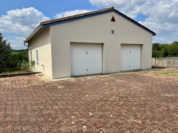 Secteur Villeneuve sur Lot, à la campagne sans aucun vis-à-vis, cette maison pleine de charme et de caractère avec son pigeonnier, offre une surface habitable de 145 m² sur un grand terrain de 1 773 m². Vous serez séduit part sa vie de plein pied. Vous y , Villeneuve sur lot