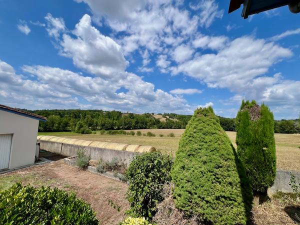 Secteur Villeneuve sur Lot, à la campagne sans aucun vis-à-vis, cette maison pleine de charme et de caractère avec son pigeonnier, offre une surface habitable de 145 m² sur un grand terrain de 1 773 m². Vous serez séduit part sa vie de plein pied. Vous y , Villeneuve sur lot