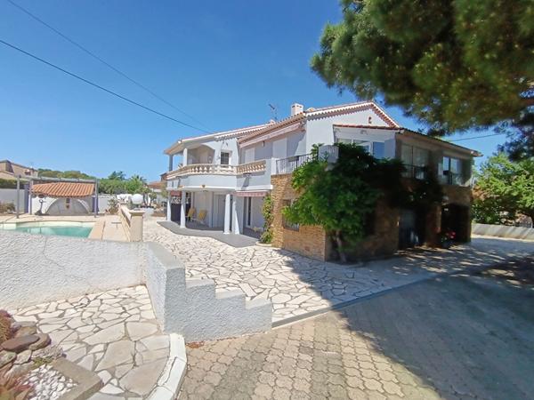 Six-fours les plages Maison T7 en R+1 d'environ 170 m² sur un terrain de 1100 m²