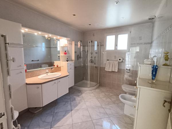 Six-fours les plages Maison T7 en R+1 d'environ 170 m² sur un terrain de 1100 m²