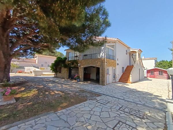 Six-fours les plages Maison T7 en R+1 d'environ 170 m² sur un terrain de 1100 m²