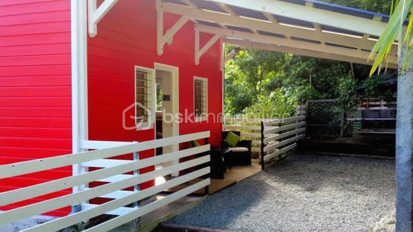 Jérôme MIGLIORE pour BSK Immobilier vous propose à la vente :

ENSEMBLE IMMOBILIER  – UN LIEU DE VIE, UN POTENTIEL PROFESSIONNEL ET UNE ACTIVITÉ TOURISTIQUE DÉJÀ RENTABLE

Entre Sainte-Anne et Le Moule – Magnifique propriété arborée de 3 000 m²

Il est des biens qui offrent bien plus qu’un simple lieu de résidence.
Cet ensemble immobilier rare, niché dans un environnement verdoyant et préservé entre Sainte-Anne et Le Moule, conjugue harmonieusement qualité de vie, indépendance, potentiel de développement et rentabilité locative.
Implantée sur un magnifique terrain arboré de 3 000 m², cette propriété  de 300 m2 de bâti environ constitue une véritable opportunité pour une famille en quête d’espace, un investisseur à la recherche de revenus complémentaires ou un professionnel souhaitant développer son activité sur place.
	
L’ensemble comprend une résidence principale, deux hébergements touristiques indépendants, un bureau, ainsi que de généreux espaces annexes dédiés au stockage, au bricolage ou à une activité professionnelle.

UNE RÉSIDENCE PRINCIPALE AUX ACCENTS TROPICAUX
Développant une surface annoncée de 215 m² habitables pour l’ensemble immobilier, dont une maison principale offrant aujourd’hui 137 m² de surface de vie, cette habitation séduit par ses volumes, son agencement et son ouverture sur l’extérieur.
Elle propose trois chambres climatisées, une mezzanine de 15 m² pouvant accueillir des couchages supplémentaires, deux salles d’eau, deux WC, ainsi qu’un séjour de 36 m² propice aux moments de convivialité.
La cuisine indépendante et aménagée complète cet espace de vie fonctionnel et agréable.
Dans le prolongement de la maison, une vaste terrasse de 57 m² invite à profiter pleinement du climat guadeloupéen, avec une perspective dégagée sur les espaces extérieurs.

UN ESPACE EXTÉRIEUR DÉDIÉ À LA DÉTENTE
Véritable invitation au farniente, l’espace piscine constitue l’un des atouts majeurs de la propriété.
Piscine au sel chauffée de 8 x 4 mètres, grand deck, bar extérieur et barbecue composent un cadre idéal pour recevoir famille et amis ou séduire une clientèle touristique en quête d’un séjour sous le soleil des Antilles.
Le terrain, richement arboré et agrémenté de nombreux citronniers, bénéficie d’une absence de vis-à-vis, garantissant intimité et tranquillité.
Les citronniers procurent actuellement un revenu complémentaire, ajoutant une dimension productive à cet environnement privilégié.

UN POTENTIEL LOCATIF DÉJÀ EN PLACE
L’un des points forts de cet ensemble réside dans la présence de deux hébergements indépendants : un studio de 36 m2 et un appartement de type T2 de 42 m2 avec son  jacuzzi et sa terrasse.
Déjà exploités dans le cadre d’une activité de location touristique, ils permettent d'envisager la poursuite d’une activité génératrice de revenus, tout en préservant l’intimité des occupants de la résidence principale.
Cette configuration se prête particulièrement à un projet de vie associant résidence familiale et activité professionnelle, avec la possibilité de développer ou d’optimiser l’exploitation selon les objectifs du futur acquéreur.
La possibilité d’une transmission de l’activité existante pourra également être étudiée.

DES DÉPENDANCES AUX MULTIPLES POSSIBILITÉS
La propriété dispose d’espaces annexes particulièrement intéressants pour les acquéreurs ayant besoin de surfaces complémentaires :
Un grand garage de 45 m².
Un atelier de 42 m².
Deux pièces de stockage non aménagées totalisant 29 m².
Un bureau indépendant, offrant un espace adapté au télétravail ou à une activité professionnelle.
Ces dépendances permettent d’envisager de nombreux usages : atelier artisanal, espace de travail, stockage de matériel, activité indépendante ou organisation d’une activité nécessitant des locaux sur place, sous réserve des autorisations applicables.

UN POTENTIEL DE DÉVELOPPEMENT À ÉTUDIER
Implanté en zone UG du PLU, le terrain présente un intérêt supplémentaire pour un acquéreur souhaitant envisager une évolution du patrimoine.
Selon les règles d’urbanisme applicables, les caractéristiques de la parcelle et les autorisations obtenues, des possibilités d’agrandissement ou de nouvelles constructions pourraient être étudiées.
Un potentiel qui ouvre la voie à différents projets : création d’hébergements supplémentaires, développement de l’activité touristique ou valorisation patrimoniale à plus long terme.
Le zonage et les possibilités constructives devront naturellement être confirmés auprès du service d’urbanisme compétent.

DES ÉQUIPEMENTS QUI RENFORCENT L’AUTONOMIE DU SITE
La vente comprend également plusieurs équipements professionnels et techniques :
Un groupe électrogène de 15 kVA.
Un broyeur à végétaux professionnel.
Une brouette mécanisée.
Cuve de récupération des eaux pluviales.
La toiture et la piscine datent de 2020.
Autre atout notable : un DPE classé B, témoignant d’une performance énergétique favorable et d’un bien peu énergivore selon son diagnostic.

UN BIEN, DE MULTIPLES PROJETS DE VIE
Cette propriété s’adresse à des acquéreurs qui souhaitent donner une nouvelle dimension à leur investissement immobilier.
Pour une famille, elle offre un cadre de vie privilégié, de beaux espaces extérieurs, une piscine et la possibilité de bénéficier de revenus locatifs.
Pour un investisseur, elle présente une activité touristique déjà en place, des hébergements indépendants et des perspectives de développement à étudier.
Pour un entrepreneur ou un indépendant, elle permet d’envisager une installation associant habitation, bureau, atelier et espaces de stockage sur un même site.
Pour un porteur de projet touristique, elle constitue une base existante à partir de laquelle envisager une évolution de l’offre, sous réserve de faisabilité réglementaire.
Pour un acquéreur patrimonial, enfin, la superficie du terrain, les dépendances et le potentiel constructible éventuel représentent autant de pistes de valorisation.

UNE OPPORTUNITÉ RARE POUR CONJUGUER ART DE VIVRE ET PROJET PROFESSIONNEL.