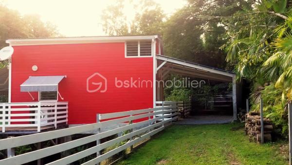Jérôme MIGLIORE pour BSK Immobilier vous propose à la vente :

ENSEMBLE IMMOBILIER  – UN LIEU DE VIE, UN POTENTIEL PROFESSIONNEL ET UNE ACTIVITÉ TOURISTIQUE DÉJÀ RENTABLE

Entre Sainte-Anne et Le Moule – Magnifique propriété arborée de 3 000 m²

Il est des biens qui offrent bien plus qu’un simple lieu de résidence.
Cet ensemble immobilier rare, niché dans un environnement verdoyant et préservé entre Sainte-Anne et Le Moule, conjugue harmonieusement qualité de vie, indépendance, potentiel de développement et rentabilité locative.
Implantée sur un magnifique terrain arboré de 3 000 m², cette propriété  de 300 m2 de bâti environ constitue une véritable opportunité pour une famille en quête d’espace, un investisseur à la recherche de revenus complémentaires ou un professionnel souhaitant développer son activité sur place.
	
L’ensemble comprend une résidence principale, deux hébergements touristiques indépendants, un bureau, ainsi que de généreux espaces annexes dédiés au stockage, au bricolage ou à une activité professionnelle.

UNE RÉSIDENCE PRINCIPALE AUX ACCENTS TROPICAUX
Développant une surface annoncée de 215 m² habitables pour l’ensemble immobilier, dont une maison principale offrant aujourd’hui 137 m² de surface de vie, cette habitation séduit par ses volumes, son agencement et son ouverture sur l’extérieur.
Elle propose trois chambres climatisées, une mezzanine de 15 m² pouvant accueillir des couchages supplémentaires, deux salles d’eau, deux WC, ainsi qu’un séjour de 36 m² propice aux moments de convivialité.
La cuisine indépendante et aménagée complète cet espace de vie fonctionnel et agréable.
Dans le prolongement de la maison, une vaste terrasse de 57 m² invite à profiter pleinement du climat guadeloupéen, avec une perspective dégagée sur les espaces extérieurs.

UN ESPACE EXTÉRIEUR DÉDIÉ À LA DÉTENTE
Véritable invitation au farniente, l’espace piscine constitue l’un des atouts majeurs de la propriété.
Piscine au sel chauffée de 8 x 4 mètres, grand deck, bar extérieur et barbecue composent un cadre idéal pour recevoir famille et amis ou séduire une clientèle touristique en quête d’un séjour sous le soleil des Antilles.
Le terrain, richement arboré et agrémenté de nombreux citronniers, bénéficie d’une absence de vis-à-vis, garantissant intimité et tranquillité.
Les citronniers procurent actuellement un revenu complémentaire, ajoutant une dimension productive à cet environnement privilégié.

UN POTENTIEL LOCATIF DÉJÀ EN PLACE
L’un des points forts de cet ensemble réside dans la présence de deux hébergements indépendants : un studio de 36 m2 et un appartement de type T2 de 42 m2 avec son  jacuzzi et sa terrasse.
Déjà exploités dans le cadre d’une activité de location touristique, ils permettent d'envisager la poursuite d’une activité génératrice de revenus, tout en préservant l’intimité des occupants de la résidence principale.
Cette configuration se prête particulièrement à un projet de vie associant résidence familiale et activité professionnelle, avec la possibilité de développer ou d’optimiser l’exploitation selon les objectifs du futur acquéreur.
La possibilité d’une transmission de l’activité existante pourra également être étudiée.

DES DÉPENDANCES AUX MULTIPLES POSSIBILITÉS
La propriété dispose d’espaces annexes particulièrement intéressants pour les acquéreurs ayant besoin de surfaces complémentaires :
Un grand garage de 45 m².
Un atelier de 42 m².
Deux pièces de stockage non aménagées totalisant 29 m².
Un bureau indépendant, offrant un espace adapté au télétravail ou à une activité professionnelle.
Ces dépendances permettent d’envisager de nombreux usages : atelier artisanal, espace de travail, stockage de matériel, activité indépendante ou organisation d’une activité nécessitant des locaux sur place, sous réserve des autorisations applicables.

UN POTENTIEL DE DÉVELOPPEMENT À ÉTUDIER
Implanté en zone UG du PLU, le terrain présente un intérêt supplémentaire pour un acquéreur souhaitant envisager une évolution du patrimoine.
Selon les règles d’urbanisme applicables, les caractéristiques de la parcelle et les autorisations obtenues, des possibilités d’agrandissement ou de nouvelles constructions pourraient être étudiées.
Un potentiel qui ouvre la voie à différents projets : création d’hébergements supplémentaires, développement de l’activité touristique ou valorisation patrimoniale à plus long terme.
Le zonage et les possibilités constructives devront naturellement être confirmés auprès du service d’urbanisme compétent.

DES ÉQUIPEMENTS QUI RENFORCENT L’AUTONOMIE DU SITE
La vente comprend également plusieurs équipements professionnels et techniques :
Un groupe électrogène de 15 kVA.
Un broyeur à végétaux professionnel.
Une brouette mécanisée.
Cuve de récupération des eaux pluviales.
La toiture et la piscine datent de 2020.
Autre atout notable : un DPE classé B, témoignant d’une performance énergétique favorable et d’un bien peu énergivore selon son diagnostic.

UN BIEN, DE MULTIPLES PROJETS DE VIE
Cette propriété s’adresse à des acquéreurs qui souhaitent donner une nouvelle dimension à leur investissement immobilier.
Pour une famille, elle offre un cadre de vie privilégié, de beaux espaces extérieurs, une piscine et la possibilité de bénéficier de revenus locatifs.
Pour un investisseur, elle présente une activité touristique déjà en place, des hébergements indépendants et des perspectives de développement à étudier.
Pour un entrepreneur ou un indépendant, elle permet d’envisager une installation associant habitation, bureau, atelier et espaces de stockage sur un même site.
Pour un porteur de projet touristique, elle constitue une base existante à partir de laquelle envisager une évolution de l’offre, sous réserve de faisabilité réglementaire.
Pour un acquéreur patrimonial, enfin, la superficie du terrain, les dépendances et le potentiel constructible éventuel représentent autant de pistes de valorisation.

UNE OPPORTUNITÉ RARE POUR CONJUGUER ART DE VIVRE ET PROJET PROFESSIONNEL.