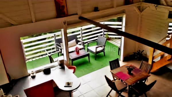 Jérôme MIGLIORE pour BSK Immobilier vous propose à la vente :

ENSEMBLE IMMOBILIER  – UN LIEU DE VIE, UN POTENTIEL PROFESSIONNEL ET UNE ACTIVITÉ TOURISTIQUE DÉJÀ RENTABLE

Entre Sainte-Anne et Le Moule – Magnifique propriété arborée de 3 000 m²

Il est des biens qui offrent bien plus qu’un simple lieu de résidence.
Cet ensemble immobilier rare, niché dans un environnement verdoyant et préservé entre Sainte-Anne et Le Moule, conjugue harmonieusement qualité de vie, indépendance, potentiel de développement et rentabilité locative.
Implantée sur un magnifique terrain arboré de 3 000 m², cette propriété  de 300 m2 de bâti environ constitue une véritable opportunité pour une famille en quête d’espace, un investisseur à la recherche de revenus complémentaires ou un professionnel souhaitant développer son activité sur place.
	
L’ensemble comprend une résidence principale, deux hébergements touristiques indépendants, un bureau, ainsi que de généreux espaces annexes dédiés au stockage, au bricolage ou à une activité professionnelle.

UNE RÉSIDENCE PRINCIPALE AUX ACCENTS TROPICAUX
Développant une surface annoncée de 215 m² habitables pour l’ensemble immobilier, dont une maison principale offrant aujourd’hui 137 m² de surface de vie, cette habitation séduit par ses volumes, son agencement et son ouverture sur l’extérieur.
Elle propose trois chambres climatisées, une mezzanine de 15 m² pouvant accueillir des couchages supplémentaires, deux salles d’eau, deux WC, ainsi qu’un séjour de 36 m² propice aux moments de convivialité.
La cuisine indépendante et aménagée complète cet espace de vie fonctionnel et agréable.
Dans le prolongement de la maison, une vaste terrasse de 57 m² invite à profiter pleinement du climat guadeloupéen, avec une perspective dégagée sur les espaces extérieurs.

UN ESPACE EXTÉRIEUR DÉDIÉ À LA DÉTENTE
Véritable invitation au farniente, l’espace piscine constitue l’un des atouts majeurs de la propriété.
Piscine au sel chauffée de 8 x 4 mètres, grand deck, bar extérieur et barbecue composent un cadre idéal pour recevoir famille et amis ou séduire une clientèle touristique en quête d’un séjour sous le soleil des Antilles.
Le terrain, richement arboré et agrémenté de nombreux citronniers, bénéficie d’une absence de vis-à-vis, garantissant intimité et tranquillité.
Les citronniers procurent actuellement un revenu complémentaire, ajoutant une dimension productive à cet environnement privilégié.

UN POTENTIEL LOCATIF DÉJÀ EN PLACE
L’un des points forts de cet ensemble réside dans la présence de deux hébergements indépendants : un studio de 36 m2 et un appartement de type T2 de 42 m2 avec son  jacuzzi et sa terrasse.
Déjà exploités dans le cadre d’une activité de location touristique, ils permettent d'envisager la poursuite d’une activité génératrice de revenus, tout en préservant l’intimité des occupants de la résidence principale.
Cette configuration se prête particulièrement à un projet de vie associant résidence familiale et activité professionnelle, avec la possibilité de développer ou d’optimiser l’exploitation selon les objectifs du futur acquéreur.
La possibilité d’une transmission de l’activité existante pourra également être étudiée.

DES DÉPENDANCES AUX MULTIPLES POSSIBILITÉS
La propriété dispose d’espaces annexes particulièrement intéressants pour les acquéreurs ayant besoin de surfaces complémentaires :
Un grand garage de 45 m².
Un atelier de 42 m².
Deux pièces de stockage non aménagées totalisant 29 m².
Un bureau indépendant, offrant un espace adapté au télétravail ou à une activité professionnelle.
Ces dépendances permettent d’envisager de nombreux usages : atelier artisanal, espace de travail, stockage de matériel, activité indépendante ou organisation d’une activité nécessitant des locaux sur place, sous réserve des autorisations applicables.

UN POTENTIEL DE DÉVELOPPEMENT À ÉTUDIER
Implanté en zone UG du PLU, le terrain présente un intérêt supplémentaire pour un acquéreur souhaitant envisager une évolution du patrimoine.
Selon les règles d’urbanisme applicables, les caractéristiques de la parcelle et les autorisations obtenues, des possibilités d’agrandissement ou de nouvelles constructions pourraient être étudiées.
Un potentiel qui ouvre la voie à différents projets : création d’hébergements supplémentaires, développement de l’activité touristique ou valorisation patrimoniale à plus long terme.
Le zonage et les possibilités constructives devront naturellement être confirmés auprès du service d’urbanisme compétent.

DES ÉQUIPEMENTS QUI RENFORCENT L’AUTONOMIE DU SITE
La vente comprend également plusieurs équipements professionnels et techniques :
Un groupe électrogène de 15 kVA.
Un broyeur à végétaux professionnel.
Une brouette mécanisée.
Cuve de récupération des eaux pluviales.
La toiture et la piscine datent de 2020.
Autre atout notable : un DPE classé B, témoignant d’une performance énergétique favorable et d’un bien peu énergivore selon son diagnostic.

UN BIEN, DE MULTIPLES PROJETS DE VIE
Cette propriété s’adresse à des acquéreurs qui souhaitent donner une nouvelle dimension à leur investissement immobilier.
Pour une famille, elle offre un cadre de vie privilégié, de beaux espaces extérieurs, une piscine et la possibilité de bénéficier de revenus locatifs.
Pour un investisseur, elle présente une activité touristique déjà en place, des hébergements indépendants et des perspectives de développement à étudier.
Pour un entrepreneur ou un indépendant, elle permet d’envisager une installation associant habitation, bureau, atelier et espaces de stockage sur un même site.
Pour un porteur de projet touristique, elle constitue une base existante à partir de laquelle envisager une évolution de l’offre, sous réserve de faisabilité réglementaire.
Pour un acquéreur patrimonial, enfin, la superficie du terrain, les dépendances et le potentiel constructible éventuel représentent autant de pistes de valorisation.

UNE OPPORTUNITÉ RARE POUR CONJUGUER ART DE VIVRE ET PROJET PROFESSIONNEL.