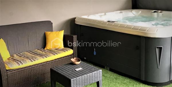 Jérôme MIGLIORE pour BSK Immobilier vous propose à la vente :

ENSEMBLE IMMOBILIER  – UN LIEU DE VIE, UN POTENTIEL PROFESSIONNEL ET UNE ACTIVITÉ TOURISTIQUE DÉJÀ RENTABLE

Entre Sainte-Anne et Le Moule – Magnifique propriété arborée de 3 000 m²

Il est des biens qui offrent bien plus qu’un simple lieu de résidence.
Cet ensemble immobilier rare, niché dans un environnement verdoyant et préservé entre Sainte-Anne et Le Moule, conjugue harmonieusement qualité de vie, indépendance, potentiel de développement et rentabilité locative.
Implantée sur un magnifique terrain arboré de 3 000 m², cette propriété  de 300 m2 de bâti environ constitue une véritable opportunité pour une famille en quête d’espace, un investisseur à la recherche de revenus complémentaires ou un professionnel souhaitant développer son activité sur place.
	
L’ensemble comprend une résidence principale, deux hébergements touristiques indépendants, un bureau, ainsi que de généreux espaces annexes dédiés au stockage, au bricolage ou à une activité professionnelle.

UNE RÉSIDENCE PRINCIPALE AUX ACCENTS TROPICAUX
Développant une surface annoncée de 215 m² habitables pour l’ensemble immobilier, dont une maison principale offrant aujourd’hui 137 m² de surface de vie, cette habitation séduit par ses volumes, son agencement et son ouverture sur l’extérieur.
Elle propose trois chambres climatisées, une mezzanine de 15 m² pouvant accueillir des couchages supplémentaires, deux salles d’eau, deux WC, ainsi qu’un séjour de 36 m² propice aux moments de convivialité.
La cuisine indépendante et aménagée complète cet espace de vie fonctionnel et agréable.
Dans le prolongement de la maison, une vaste terrasse de 57 m² invite à profiter pleinement du climat guadeloupéen, avec une perspective dégagée sur les espaces extérieurs.

UN ESPACE EXTÉRIEUR DÉDIÉ À LA DÉTENTE
Véritable invitation au farniente, l’espace piscine constitue l’un des atouts majeurs de la propriété.
Piscine au sel chauffée de 8 x 4 mètres, grand deck, bar extérieur et barbecue composent un cadre idéal pour recevoir famille et amis ou séduire une clientèle touristique en quête d’un séjour sous le soleil des Antilles.
Le terrain, richement arboré et agrémenté de nombreux citronniers, bénéficie d’une absence de vis-à-vis, garantissant intimité et tranquillité.
Les citronniers procurent actuellement un revenu complémentaire, ajoutant une dimension productive à cet environnement privilégié.

UN POTENTIEL LOCATIF DÉJÀ EN PLACE
L’un des points forts de cet ensemble réside dans la présence de deux hébergements indépendants : un studio de 36 m2 et un appartement de type T2 de 42 m2 avec son  jacuzzi et sa terrasse.
Déjà exploités dans le cadre d’une activité de location touristique, ils permettent d'envisager la poursuite d’une activité génératrice de revenus, tout en préservant l’intimité des occupants de la résidence principale.
Cette configuration se prête particulièrement à un projet de vie associant résidence familiale et activité professionnelle, avec la possibilité de développer ou d’optimiser l’exploitation selon les objectifs du futur acquéreur.
La possibilité d’une transmission de l’activité existante pourra également être étudiée.

DES DÉPENDANCES AUX MULTIPLES POSSIBILITÉS
La propriété dispose d’espaces annexes particulièrement intéressants pour les acquéreurs ayant besoin de surfaces complémentaires :
Un grand garage de 45 m².
Un atelier de 42 m².
Deux pièces de stockage non aménagées totalisant 29 m².
Un bureau indépendant, offrant un espace adapté au télétravail ou à une activité professionnelle.
Ces dépendances permettent d’envisager de nombreux usages : atelier artisanal, espace de travail, stockage de matériel, activité indépendante ou organisation d’une activité nécessitant des locaux sur place, sous réserve des autorisations applicables.

UN POTENTIEL DE DÉVELOPPEMENT À ÉTUDIER
Implanté en zone UG du PLU, le terrain présente un intérêt supplémentaire pour un acquéreur souhaitant envisager une évolution du patrimoine.
Selon les règles d’urbanisme applicables, les caractéristiques de la parcelle et les autorisations obtenues, des possibilités d’agrandissement ou de nouvelles constructions pourraient être étudiées.
Un potentiel qui ouvre la voie à différents projets : création d’hébergements supplémentaires, développement de l’activité touristique ou valorisation patrimoniale à plus long terme.
Le zonage et les possibilités constructives devront naturellement être confirmés auprès du service d’urbanisme compétent.

DES ÉQUIPEMENTS QUI RENFORCENT L’AUTONOMIE DU SITE
La vente comprend également plusieurs équipements professionnels et techniques :
Un groupe électrogène de 15 kVA.
Un broyeur à végétaux professionnel.
Une brouette mécanisée.
Cuve de récupération des eaux pluviales.
La toiture et la piscine datent de 2020.
Autre atout notable : un DPE classé B, témoignant d’une performance énergétique favorable et d’un bien peu énergivore selon son diagnostic.

UN BIEN, DE MULTIPLES PROJETS DE VIE
Cette propriété s’adresse à des acquéreurs qui souhaitent donner une nouvelle dimension à leur investissement immobilier.
Pour une famille, elle offre un cadre de vie privilégié, de beaux espaces extérieurs, une piscine et la possibilité de bénéficier de revenus locatifs.
Pour un investisseur, elle présente une activité touristique déjà en place, des hébergements indépendants et des perspectives de développement à étudier.
Pour un entrepreneur ou un indépendant, elle permet d’envisager une installation associant habitation, bureau, atelier et espaces de stockage sur un même site.
Pour un porteur de projet touristique, elle constitue une base existante à partir de laquelle envisager une évolution de l’offre, sous réserve de faisabilité réglementaire.
Pour un acquéreur patrimonial, enfin, la superficie du terrain, les dépendances et le potentiel constructible éventuel représentent autant de pistes de valorisation.

UNE OPPORTUNITÉ RARE POUR CONJUGUER ART DE VIVRE ET PROJET PROFESSIONNEL.