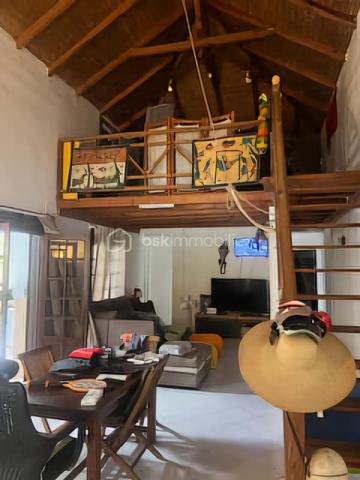 Jérôme MIGLIORE pour BSK Immobilier vous propose à la vente :

ENSEMBLE IMMOBILIER  – UN LIEU DE VIE, UN POTENTIEL PROFESSIONNEL ET UNE ACTIVITÉ TOURISTIQUE DÉJÀ RENTABLE

Entre Sainte-Anne et Le Moule – Magnifique propriété arborée de 3 000 m²

Il est des biens qui offrent bien plus qu’un simple lieu de résidence.
Cet ensemble immobilier rare, niché dans un environnement verdoyant et préservé entre Sainte-Anne et Le Moule, conjugue harmonieusement qualité de vie, indépendance, potentiel de développement et rentabilité locative.
Implantée sur un magnifique terrain arboré de 3 000 m², cette propriété  de 300 m2 de bâti environ constitue une véritable opportunité pour une famille en quête d’espace, un investisseur à la recherche de revenus complémentaires ou un professionnel souhaitant développer son activité sur place.
	
L’ensemble comprend une résidence principale, deux hébergements touristiques indépendants, un bureau, ainsi que de généreux espaces annexes dédiés au stockage, au bricolage ou à une activité professionnelle.

UNE RÉSIDENCE PRINCIPALE AUX ACCENTS TROPICAUX
Développant une surface annoncée de 215 m² habitables pour l’ensemble immobilier, dont une maison principale offrant aujourd’hui 137 m² de surface de vie, cette habitation séduit par ses volumes, son agencement et son ouverture sur l’extérieur.
Elle propose trois chambres climatisées, une mezzanine de 15 m² pouvant accueillir des couchages supplémentaires, deux salles d’eau, deux WC, ainsi qu’un séjour de 36 m² propice aux moments de convivialité.
La cuisine indépendante et aménagée complète cet espace de vie fonctionnel et agréable.
Dans le prolongement de la maison, une vaste terrasse de 57 m² invite à profiter pleinement du climat guadeloupéen, avec une perspective dégagée sur les espaces extérieurs.

UN ESPACE EXTÉRIEUR DÉDIÉ À LA DÉTENTE
Véritable invitation au farniente, l’espace piscine constitue l’un des atouts majeurs de la propriété.
Piscine au sel chauffée de 8 x 4 mètres, grand deck, bar extérieur et barbecue composent un cadre idéal pour recevoir famille et amis ou séduire une clientèle touristique en quête d’un séjour sous le soleil des Antilles.
Le terrain, richement arboré et agrémenté de nombreux citronniers, bénéficie d’une absence de vis-à-vis, garantissant intimité et tranquillité.
Les citronniers procurent actuellement un revenu complémentaire, ajoutant une dimension productive à cet environnement privilégié.

UN POTENTIEL LOCATIF DÉJÀ EN PLACE
L’un des points forts de cet ensemble réside dans la présence de deux hébergements indépendants : un studio de 36 m2 et un appartement de type T2 de 42 m2 avec son  jacuzzi et sa terrasse.
Déjà exploités dans le cadre d’une activité de location touristique, ils permettent d'envisager la poursuite d’une activité génératrice de revenus, tout en préservant l’intimité des occupants de la résidence principale.
Cette configuration se prête particulièrement à un projet de vie associant résidence familiale et activité professionnelle, avec la possibilité de développer ou d’optimiser l’exploitation selon les objectifs du futur acquéreur.
La possibilité d’une transmission de l’activité existante pourra également être étudiée.

DES DÉPENDANCES AUX MULTIPLES POSSIBILITÉS
La propriété dispose d’espaces annexes particulièrement intéressants pour les acquéreurs ayant besoin de surfaces complémentaires :
Un grand garage de 45 m².
Un atelier de 42 m².
Deux pièces de stockage non aménagées totalisant 29 m².
Un bureau indépendant, offrant un espace adapté au télétravail ou à une activité professionnelle.
Ces dépendances permettent d’envisager de nombreux usages : atelier artisanal, espace de travail, stockage de matériel, activité indépendante ou organisation d’une activité nécessitant des locaux sur place, sous réserve des autorisations applicables.

UN POTENTIEL DE DÉVELOPPEMENT À ÉTUDIER
Implanté en zone UG du PLU, le terrain présente un intérêt supplémentaire pour un acquéreur souhaitant envisager une évolution du patrimoine.
Selon les règles d’urbanisme applicables, les caractéristiques de la parcelle et les autorisations obtenues, des possibilités d’agrandissement ou de nouvelles constructions pourraient être étudiées.
Un potentiel qui ouvre la voie à différents projets : création d’hébergements supplémentaires, développement de l’activité touristique ou valorisation patrimoniale à plus long terme.
Le zonage et les possibilités constructives devront naturellement être confirmés auprès du service d’urbanisme compétent.

DES ÉQUIPEMENTS QUI RENFORCENT L’AUTONOMIE DU SITE
La vente comprend également plusieurs équipements professionnels et techniques :
Un groupe électrogène de 15 kVA.
Un broyeur à végétaux professionnel.
Une brouette mécanisée.
Cuve de récupération des eaux pluviales.
La toiture et la piscine datent de 2020.
Autre atout notable : un DPE classé B, témoignant d’une performance énergétique favorable et d’un bien peu énergivore selon son diagnostic.

UN BIEN, DE MULTIPLES PROJETS DE VIE
Cette propriété s’adresse à des acquéreurs qui souhaitent donner une nouvelle dimension à leur investissement immobilier.
Pour une famille, elle offre un cadre de vie privilégié, de beaux espaces extérieurs, une piscine et la possibilité de bénéficier de revenus locatifs.
Pour un investisseur, elle présente une activité touristique déjà en place, des hébergements indépendants et des perspectives de développement à étudier.
Pour un entrepreneur ou un indépendant, elle permet d’envisager une installation associant habitation, bureau, atelier et espaces de stockage sur un même site.
Pour un porteur de projet touristique, elle constitue une base existante à partir de laquelle envisager une évolution de l’offre, sous réserve de faisabilité réglementaire.
Pour un acquéreur patrimonial, enfin, la superficie du terrain, les dépendances et le potentiel constructible éventuel représentent autant de pistes de valorisation.

UNE OPPORTUNITÉ RARE POUR CONJUGUER ART DE VIVRE ET PROJET PROFESSIONNEL.