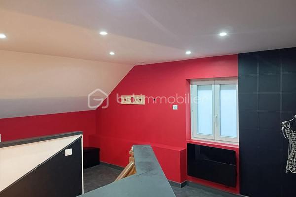 Votre conseillère Shana WURMSER, vous propose en exclusivité cette charmante maison individuelle située à Voncq, agréable village niché entre Reims, Charleville-Mézières et Vouziers.

Actuellement exploitée depuis 5 ans en Loveroom, cette propriété offre un cadre discret, intimiste et très apprécié de la clientèle. Le bien est prêt à poursuivre son activité ou à être réaménagé selon votre projet de vie.

Il se compose d'une entrée, un salon cosy équipé d’un poêle à granulés, une cuisine entièrement équipée, spacieuse et dinatoire, avec accès direct à une petite cour privative et un wc.
À l’étage : Grande salle de bain avec baignoire balnéo, douche à l’italienne, WC séparé et une chambre cosy.
Au deuxième étage : une pièce aménagée d'environ 11m² loi carrez.
Le bien dispose également d'une cave et d’une dépendance d’environ 15 m², offrant un beau potentiel d’aménagement.

Atouts investisseurs
Le gîte est loué en moyenne 159 € le week-end, générant un chiffre d’affaires annuel compris entre 15 000 et 17 000 €. Possibilité de racheter le mobilier et les équipements. 

Une opportunité rare pour un investissement clé en main en pleine campagne ardennaise.

Chauffage; électrique et poêle à granulés.
Taxe foncière; 300€
Fosse septique
Panneaux solaires

Les informations sur les risques auxquels ce bien est exposé sont disponibles sur le site Géorisques : georisques.gouv.fr.