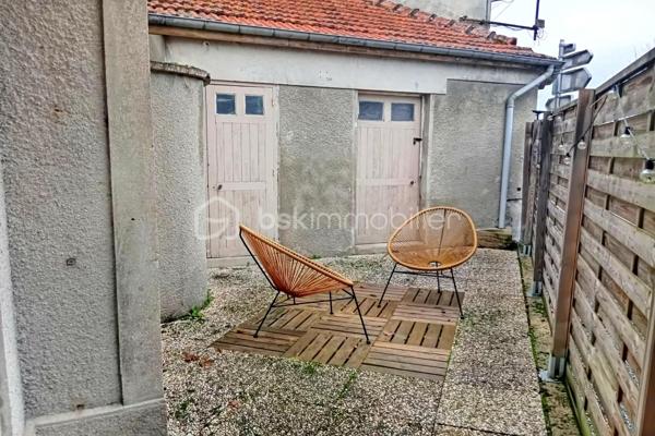 Votre conseillère Shana WURMSER, vous propose en exclusivité cette charmante maison individuelle située à Voncq, agréable village niché entre Reims, Charleville-Mézières et Vouziers.

Actuellement exploitée depuis 5 ans en Loveroom, cette propriété offre un cadre discret, intimiste et très apprécié de la clientèle. Le bien est prêt à poursuivre son activité ou à être réaménagé selon votre projet de vie.

Il se compose d'une entrée, un salon cosy équipé d’un poêle à granulés, une cuisine entièrement équipée, spacieuse et dinatoire, avec accès direct à une petite cour privative et un wc.
À l’étage : Grande salle de bain avec baignoire balnéo, douche à l’italienne, WC séparé et une chambre cosy.
Au deuxième étage : une pièce aménagée d'environ 11m² loi carrez.
Le bien dispose également d'une cave et d’une dépendance d’environ 15 m², offrant un beau potentiel d’aménagement.

Atouts investisseurs
Le gîte est loué en moyenne 159 € le week-end, générant un chiffre d’affaires annuel compris entre 15 000 et 17 000 €. Possibilité de racheter le mobilier et les équipements. 

Une opportunité rare pour un investissement clé en main en pleine campagne ardennaise.

Chauffage; électrique et poêle à granulés.
Taxe foncière; 300€
Fosse septique
Panneaux solaires

Les informations sur les risques auxquels ce bien est exposé sont disponibles sur le site Géorisques : georisques.gouv.fr.