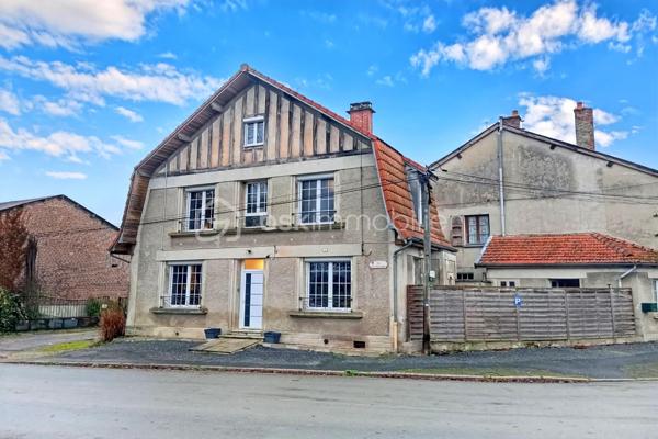 Votre conseillère Shana WURMSER, vous propose en exclusivité cette charmante maison individuelle située à Voncq, agréable village niché entre Reims, Charleville-Mézières et Vouziers.

Actuellement exploitée depuis 5 ans en Loveroom, cette propriété offre un cadre discret, intimiste et très apprécié de la clientèle. Le bien est prêt à poursuivre son activité ou à être réaménagé selon votre projet de vie.

Il se compose d'une entrée, un salon cosy équipé d’un poêle à granulés, une cuisine entièrement équipée, spacieuse et dinatoire, avec accès direct à une petite cour privative et un wc.
À l’étage : Grande salle de bain avec baignoire balnéo, douche à l’italienne, WC séparé et une chambre cosy.
Au deuxième étage : une pièce aménagée d'environ 11m² loi carrez.
Le bien dispose également d'une cave et d’une dépendance d’environ 15 m², offrant un beau potentiel d’aménagement.

Atouts investisseurs
Le gîte est loué en moyenne 159 € le week-end, générant un chiffre d’affaires annuel compris entre 15 000 et 17 000 €. Possibilité de racheter le mobilier et les équipements. 

Une opportunité rare pour un investissement clé en main en pleine campagne ardennaise.

Chauffage; électrique et poêle à granulés.
Taxe foncière; 300€
Fosse septique
Panneaux solaires

Les informations sur les risques auxquels ce bien est exposé sont disponibles sur le site Géorisques : georisques.gouv.fr.