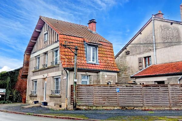 Votre conseillère Shana WURMSER, vous propose en exclusivité cette charmante maison individuelle située à Voncq, agréable village niché entre Reims, Charleville-Mézières et Vouziers.

Actuellement exploitée depuis 5 ans en Loveroom, cette propriété offre un cadre discret, intimiste et très apprécié de la clientèle. Le bien est prêt à poursuivre son activité ou à être réaménagé selon votre projet de vie.

Il se compose d'une entrée, un salon cosy équipé d’un poêle à granulés, une cuisine entièrement équipée, spacieuse et dinatoire, avec accès direct à une petite cour privative et un wc.
À l’étage : Grande salle de bain avec baignoire balnéo, douche à l’italienne, WC séparé et une chambre cosy.
Au deuxième étage : une pièce aménagée d'environ 11m² loi carrez.
Le bien dispose également d'une cave et d’une dépendance d’environ 15 m², offrant un beau potentiel d’aménagement.

Atouts investisseurs
Le gîte est loué en moyenne 159 € le week-end, générant un chiffre d’affaires annuel compris entre 15 000 et 17 000 €. Possibilité de racheter le mobilier et les équipements. 

Une opportunité rare pour un investissement clé en main en pleine campagne ardennaise.

Chauffage; électrique et poêle à granulés.
Taxe foncière; 300€
Fosse septique
Panneaux solaires

Les informations sur les risques auxquels ce bien est exposé sont disponibles sur le site Géorisques : georisques.gouv.fr.