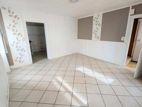 Maison 75 m², 2 chambres, un bureau et un garage.