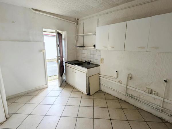 Maison 75 m², 2 chambres, un bureau et un garage.