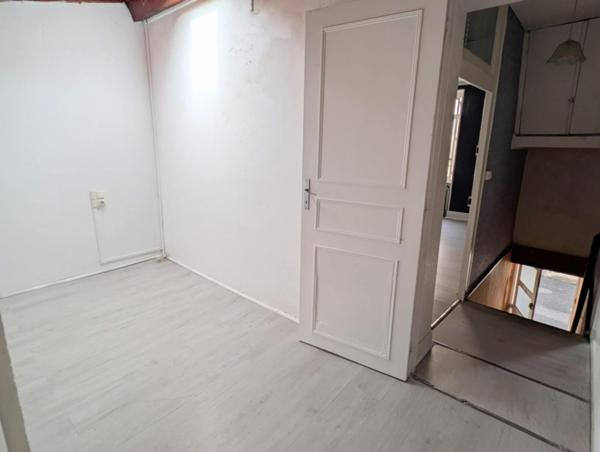 Maison 75 m², 2 chambres, un bureau et un garage.