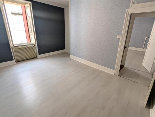 Maison 75 m², 2 chambres, un bureau et un garage.