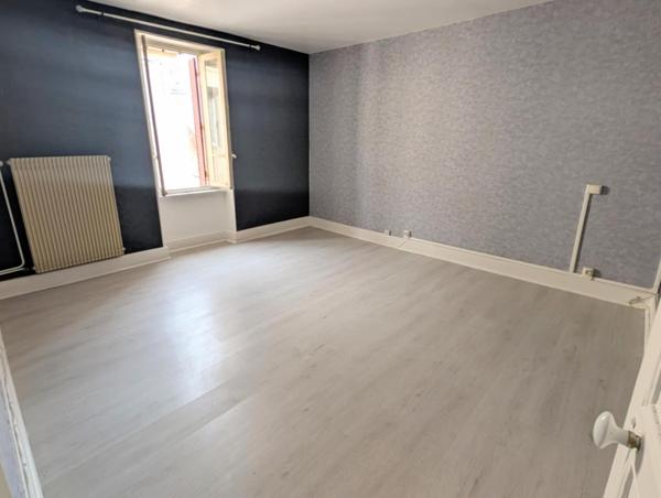 Maison 75 m², 2 chambres, un bureau et un garage.