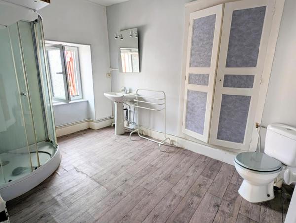 Maison 75 m², 2 chambres, un bureau et un garage.