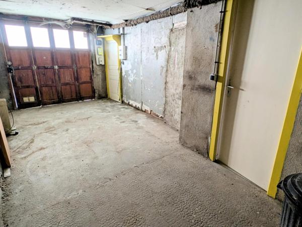 Maison 75 m², 2 chambres, un bureau et un garage.