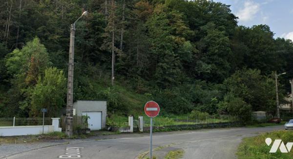 Un terrain situé à GIVET (08600), 9003 rue André Bouzy, de 683 m² sur lequel est édifié un garage